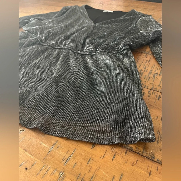Metallic Long‎ Sleeve V Neck Blouse - Picture 2 of 7